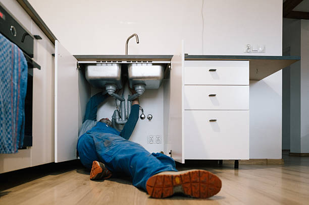 Professional Emergency Plumber technician working in Evanston, IL